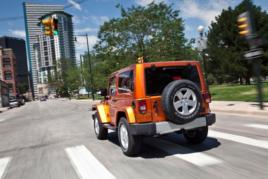  Jeep Wrangler Sahara 2011 года  (фото 8 из 15)